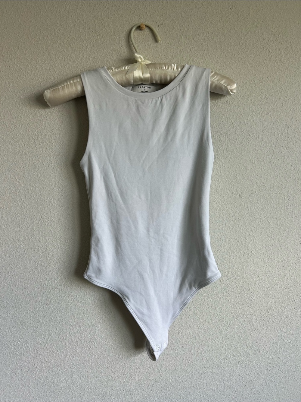 Aritzia Babaton White Sleeveless Scoop Neck Bodysuit